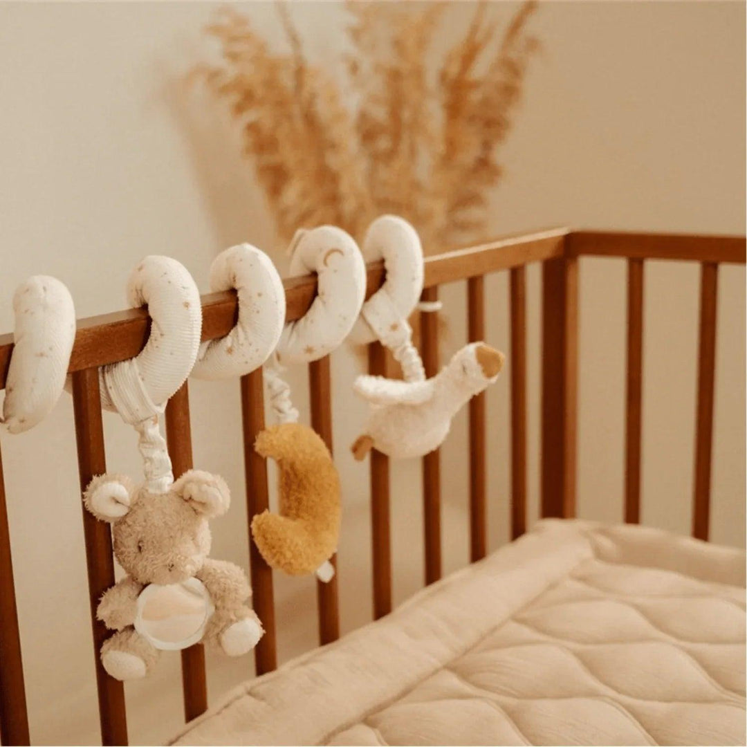 Spirale d'activités pour berceau Little Dutch avec peluche, lune et oie dans les tons beige et moutarde