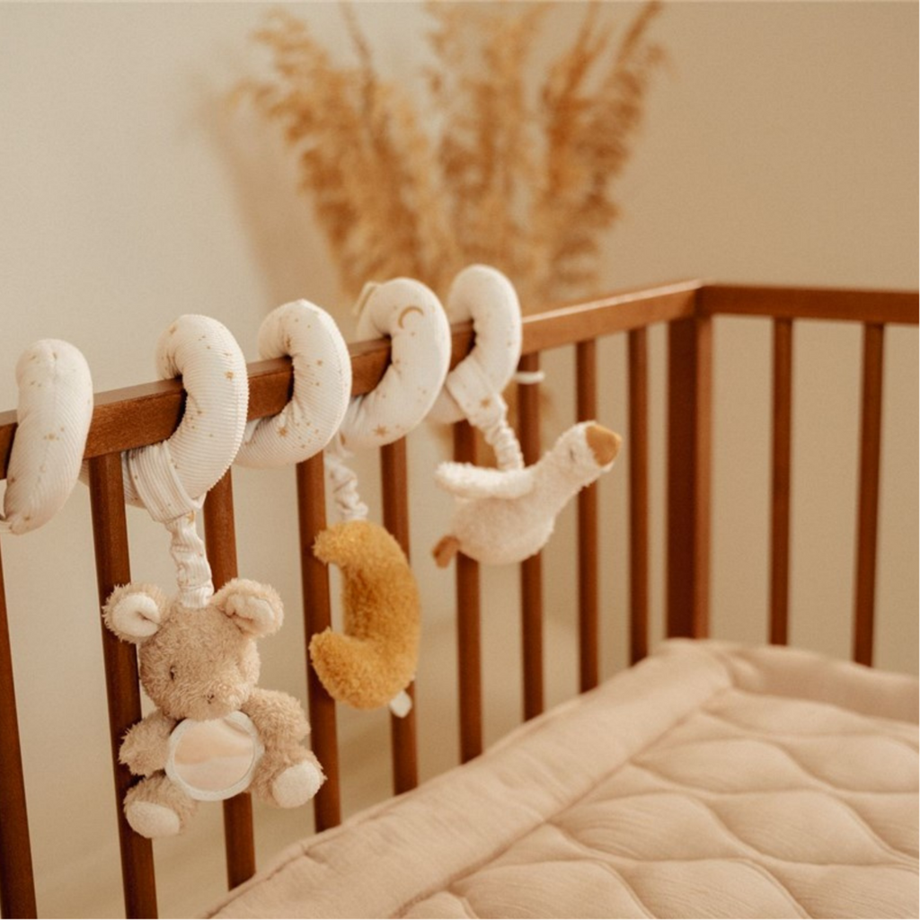 Espiral de actividades para cuna de bebé Little Dutch con peluche, luna y ganso en tonos beige y mostaza