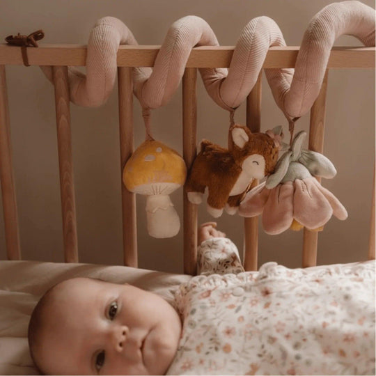 Spirale sensorielle suspendue dans le berceau avec des jouets doux pour une stimulation visuelle et tactile