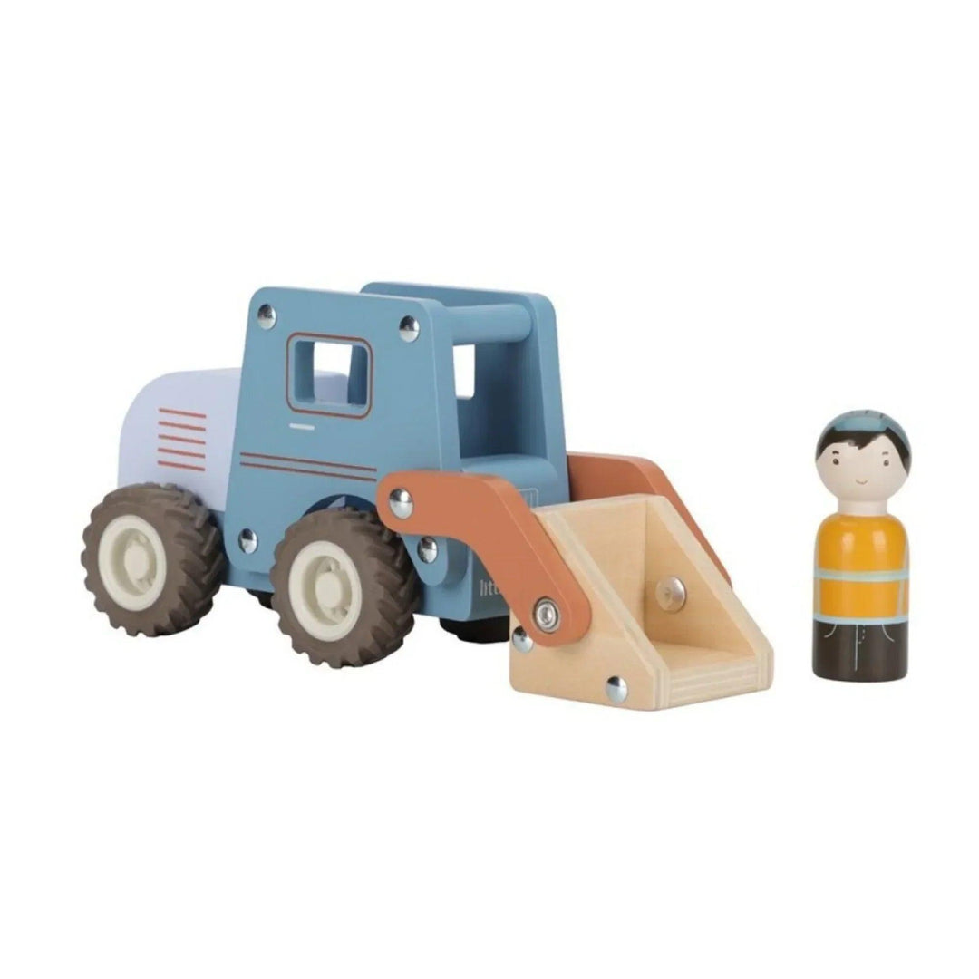 Excavadora de juguete de madera Little Dutch acompañada de una figura de trabajador sobre fondo blanco