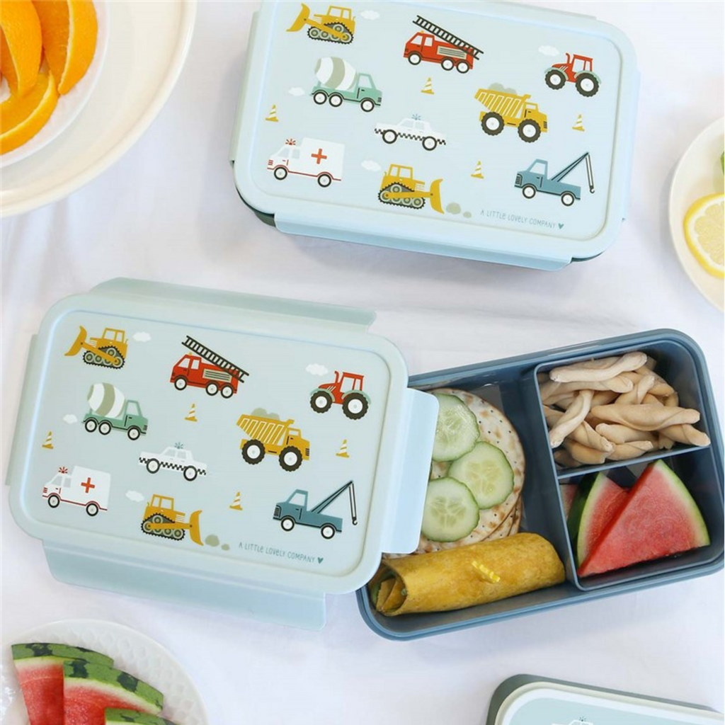 Fiambrera tipo bento para niños con dibujos de excavadoras, grúas, camiones y ambulancias sobre tapa azul clara