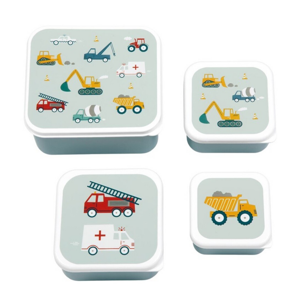 Cuatro fiambreras infantiles con diseños de vehículos de obra y emergencia, perfectas para el almuerzo escolar.
