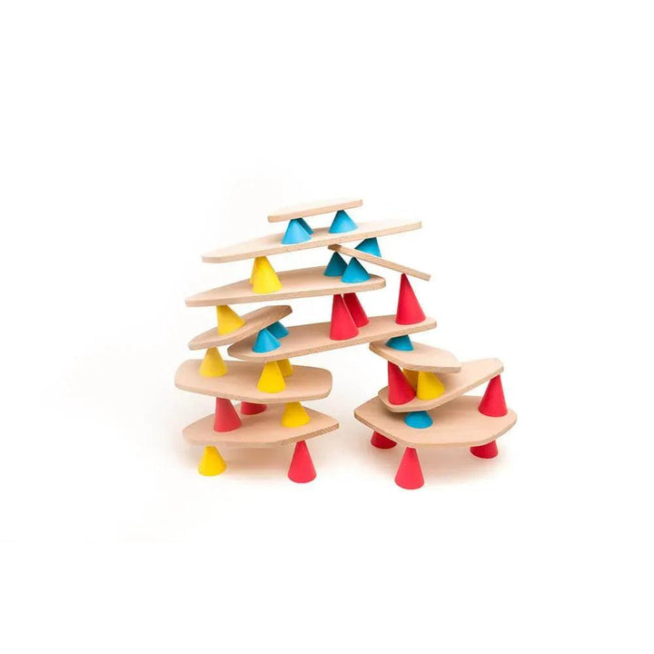 Gioco di costruzioni in legno con pezzi bilanciati e supporti nei colori rosso, giallo e blu, ideale per sviluppare la creatività e le capacità motorie.