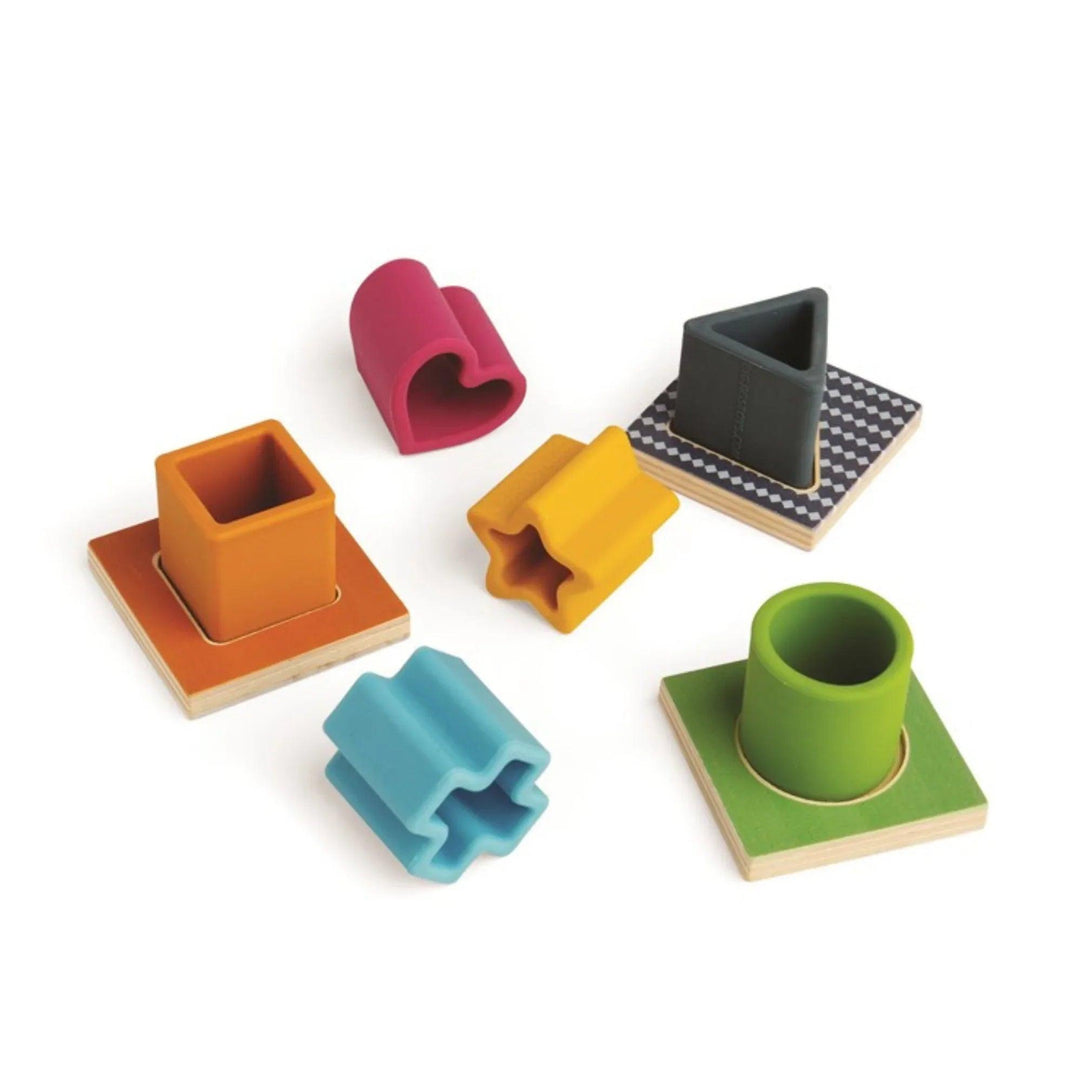 Gioco di ordinamento delle forme Montessori con forme geometriche tridimensionali e basi in legno per i più piccoli.