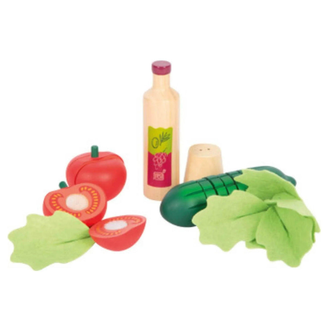 Ensemble de salade pour enfants avec ingrédients jouets et ustensiles de cuisine sur fond blanc