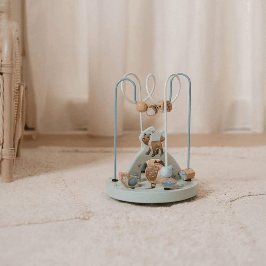 Jouet de motricité fine en bois avec des animaux de la forêt sur un tapis dans une chambre d'enfant