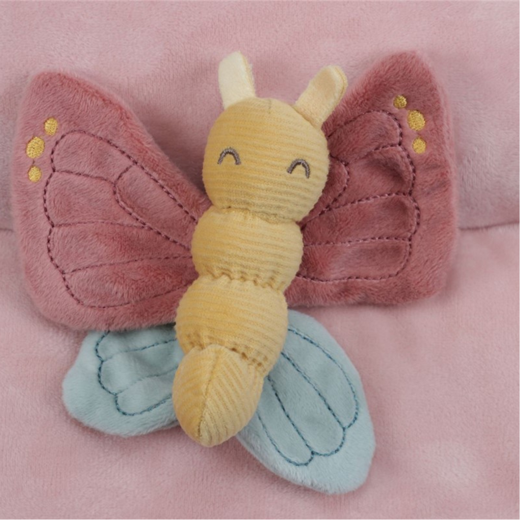 Peluche papillon dans les tons de rose, jaune et bleu clair sur fond rose