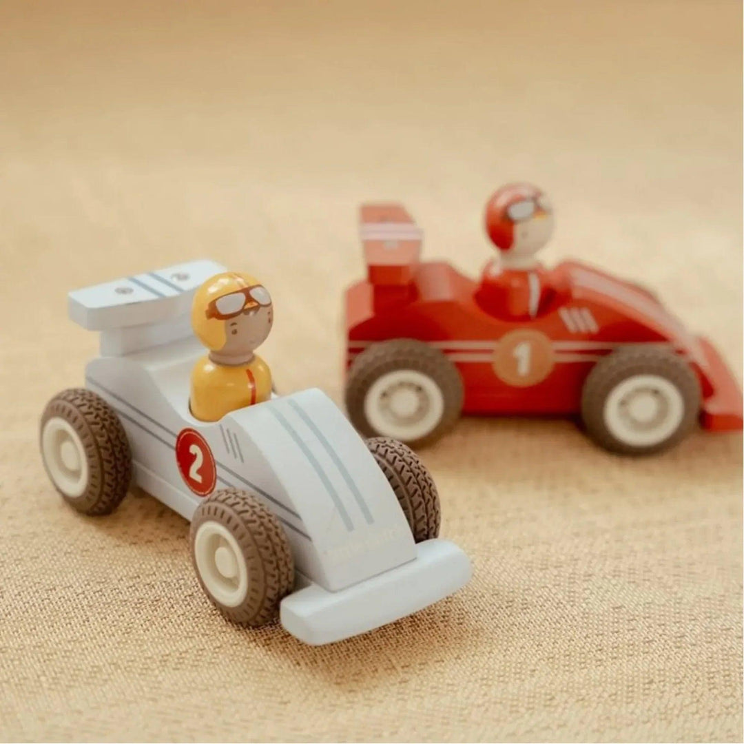 Voitures de course en bois Little Dutch avec pilotes rouges et bleus, design classique et durable.
