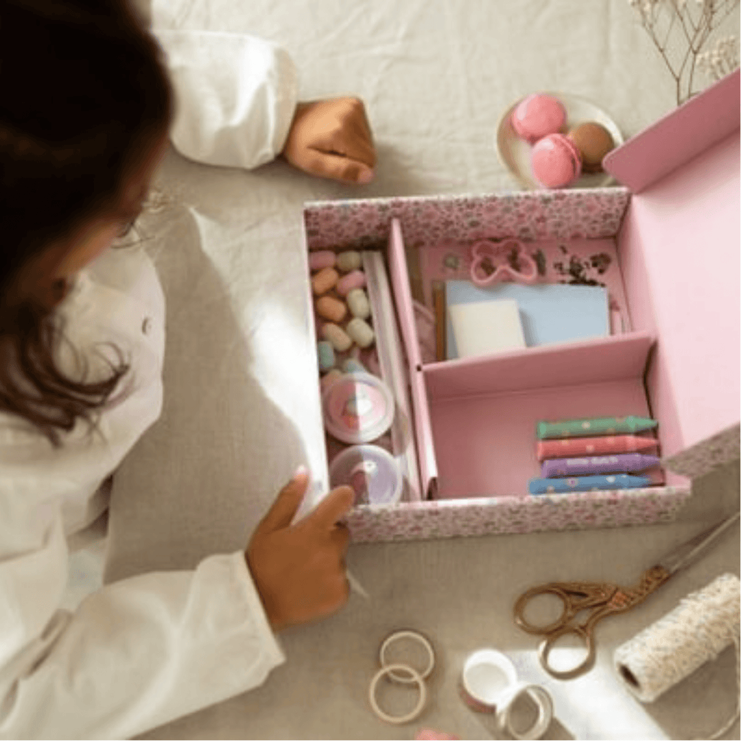 Bambina che gioca con il kit Rosa's Creative Box di Little Dutch