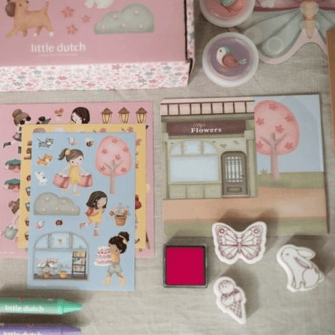Materiali del kit Rosa's Creative Box di Little Dutch con cartoncini e timbri