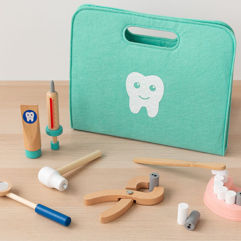 Kit de dentista de juguete de madera con estuche verde y herramientas dentales para niños