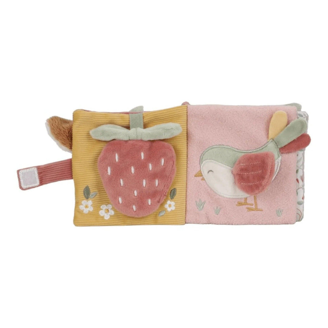 Livre d'activités pour bébé avec des illustrations de fraises et d'oiseaux, des textures douces et des détails en relief