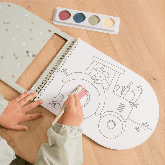 Enfant peignant un tracteur dans un livre d'aquarelle pour enfants Little Dutch Petite Ferme