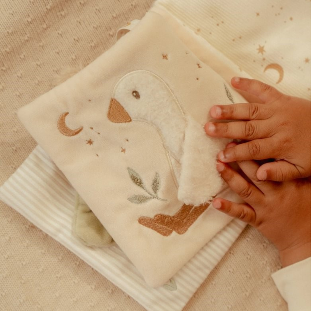 Libro interactivo de tela Little Dutch para bebé con texturas y formas