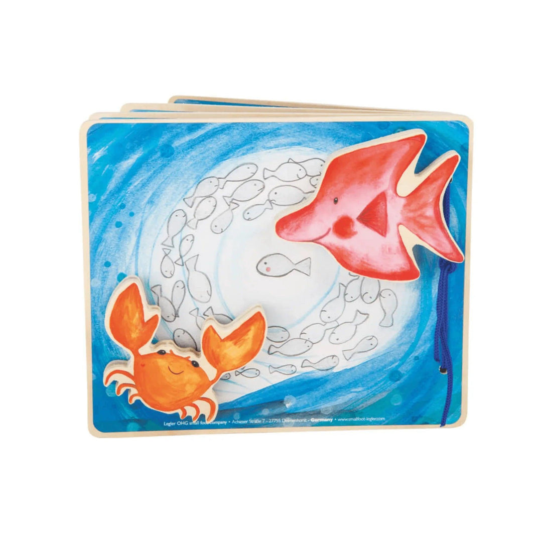 Libro interattivo in legno con illustrazioni di un pesce e di un granchio, ideale per l'apprendimento dei bambini.