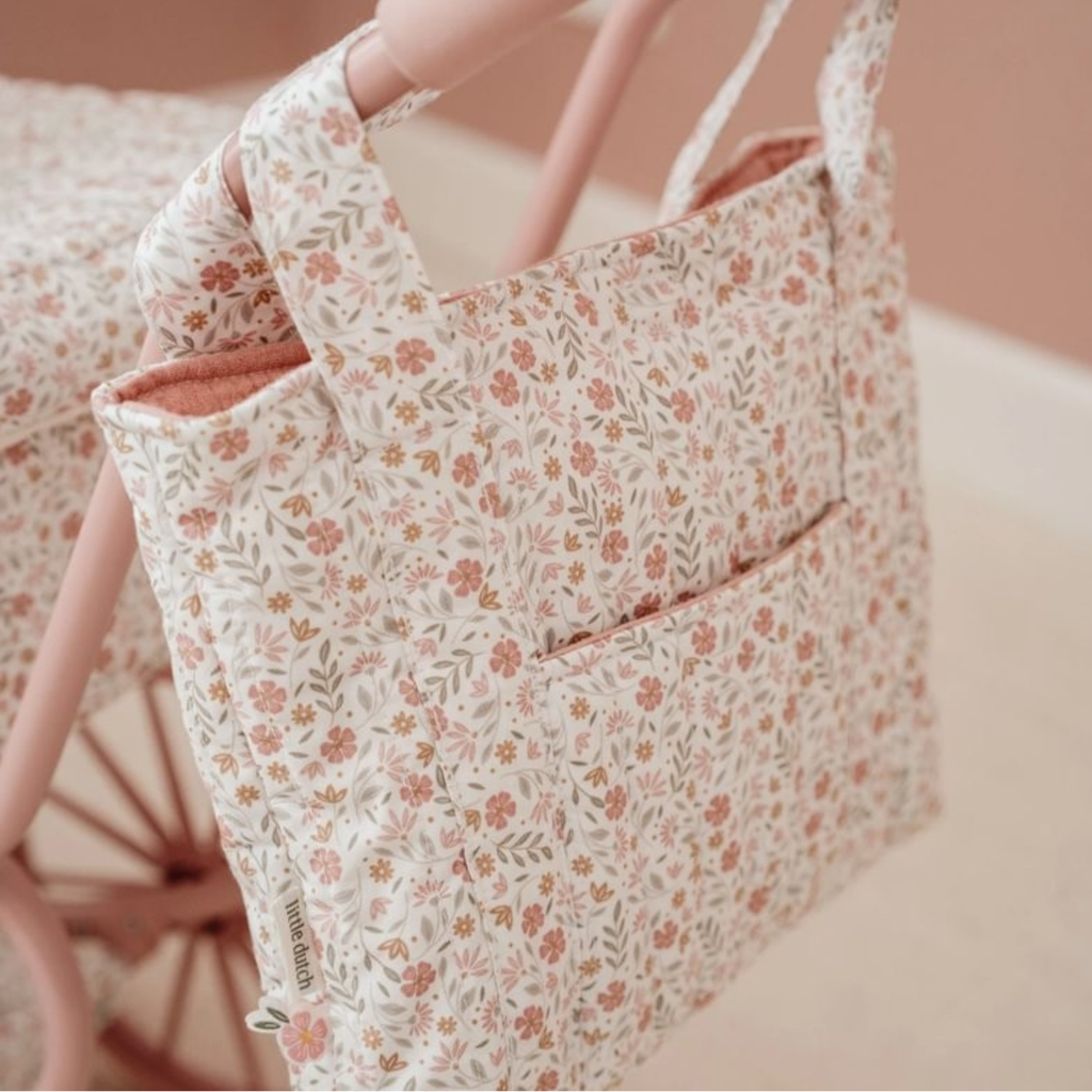 Bolso floral para muñeca Little Dutch colgado en carrito de paseo, coordinado con estampado a juego