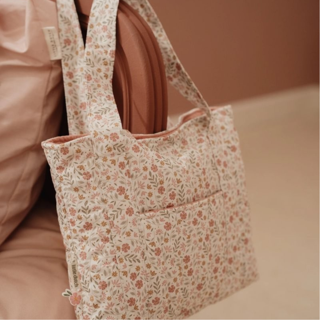 Bolso para muñeca Little Dutch con diseño floral colgado sobre silla, estilo delicado y femenino