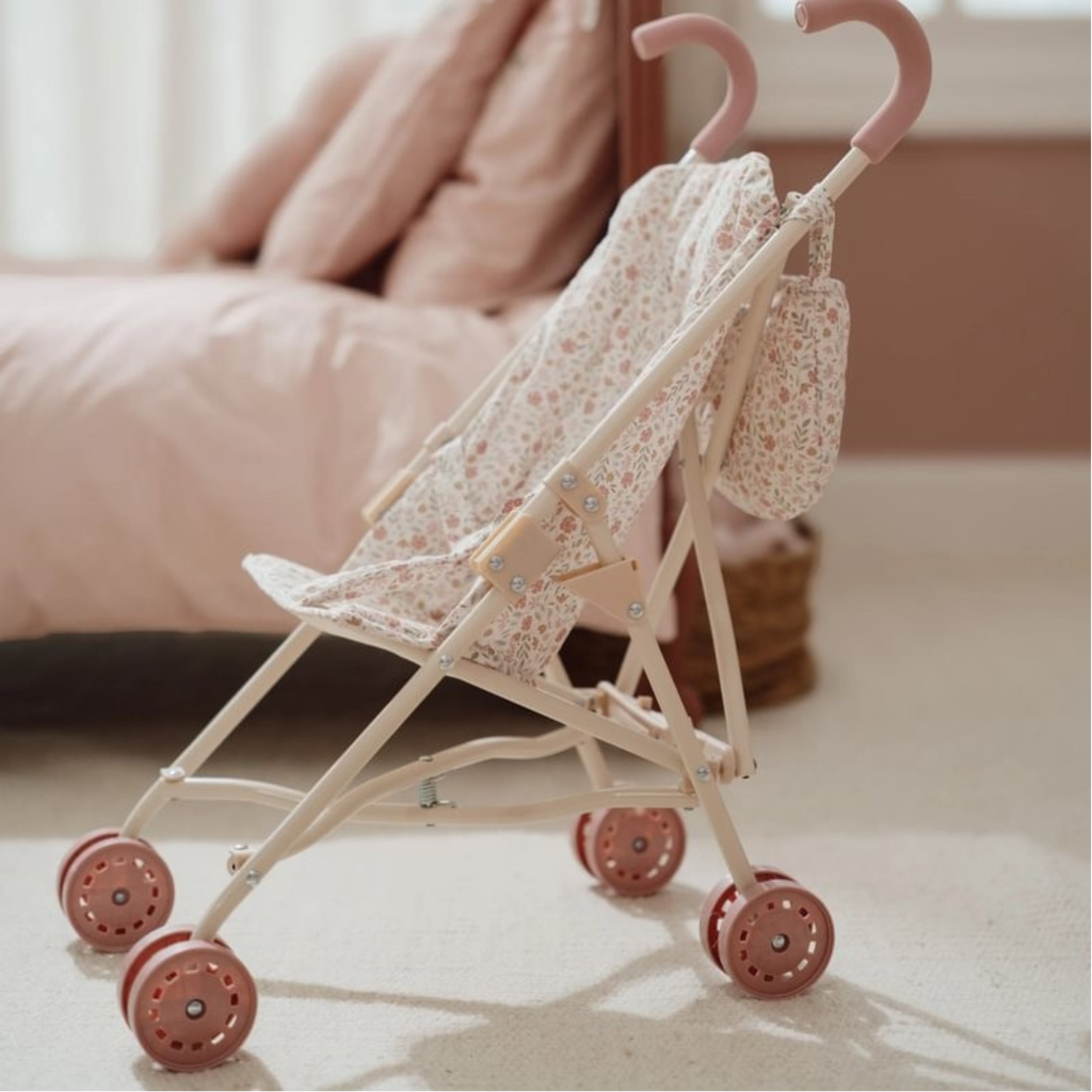 Carrito de muñeca Little Dutch con estampado floral en habitación infantil, detalles en rosa y beige
