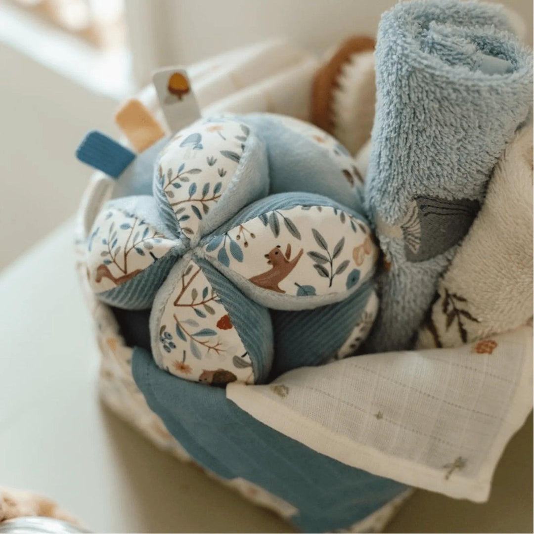 Palla Montessori Little Dutch con stampa di animali e foglie, nei toni del blu e del beige, perfetta per i neonati
