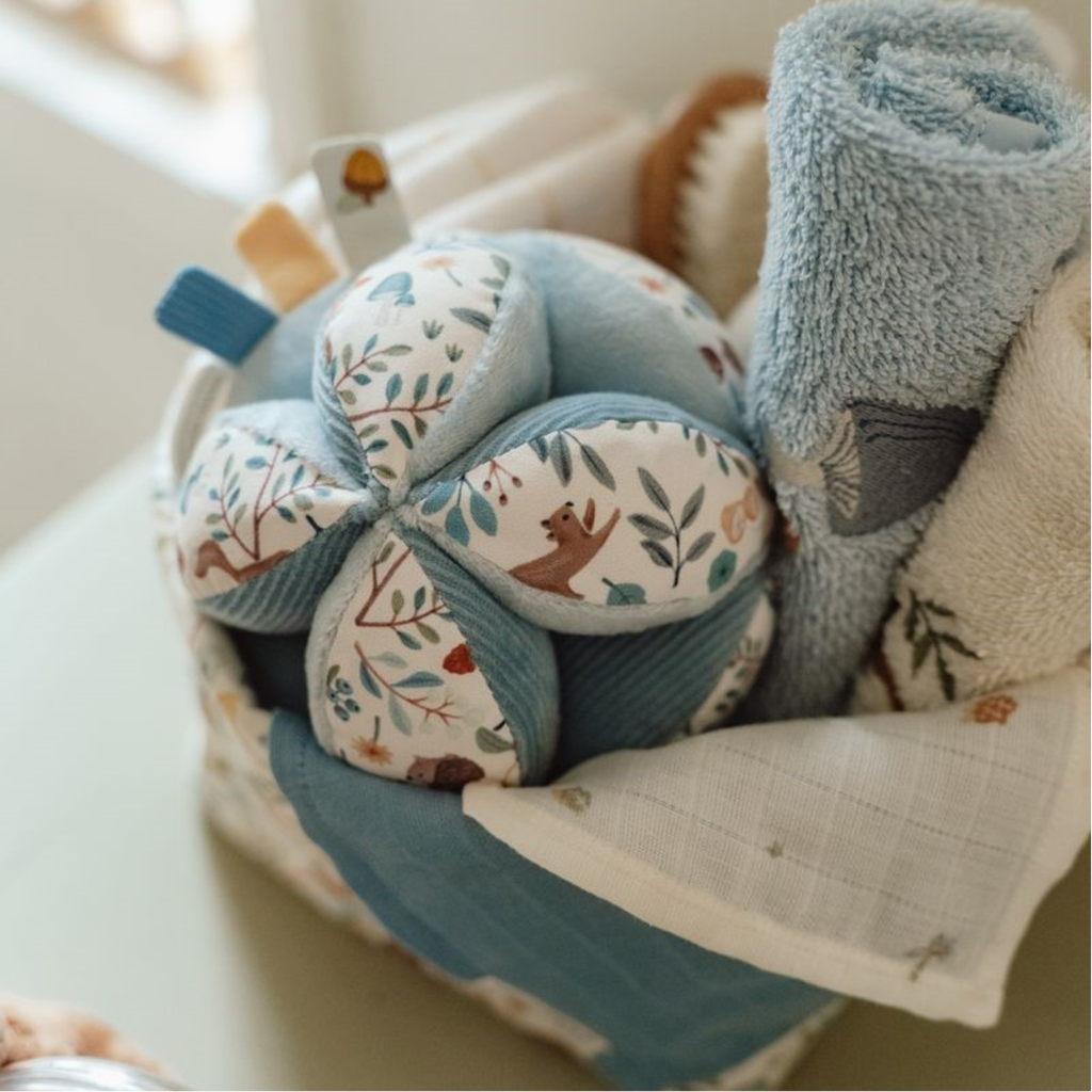 Pelota Montessori Little Dutch con estampado de animales y hojas, en tonos azul y beige, perfecta para bebés