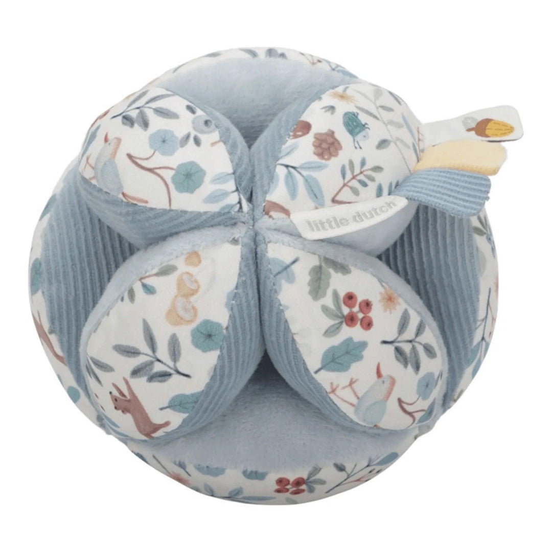 Elota Montessori Little Dutch nei toni del blu con stampa Little Forest, morbida e facile da afferrare per i bambini.