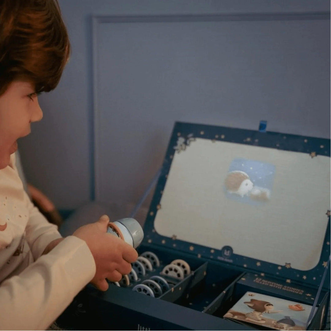 Garçon utilisant un projecteur d'histoires Little Dutch, un jouet pour enfants permettant de projeter des images et de raconter des histoires au coucher