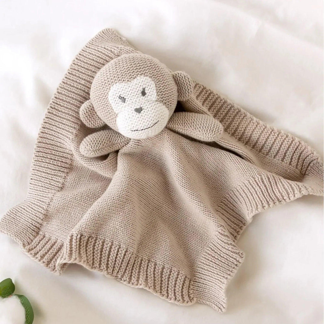 Doudou singe tricoté beige, couverture de sécurité douce pour bébé sur fond blanc