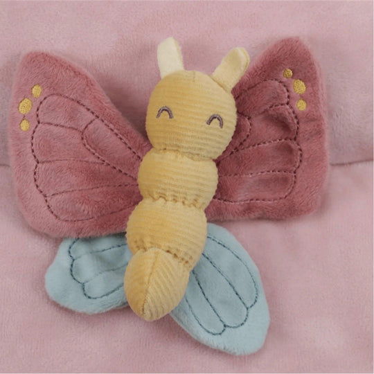 Peluche papillon dans les tons de rose, jaune et bleu clair sur fond rose
