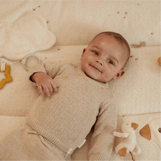 Bébé joue sur une couverture sensorielle Little Dutch avec une oie et des accessoires