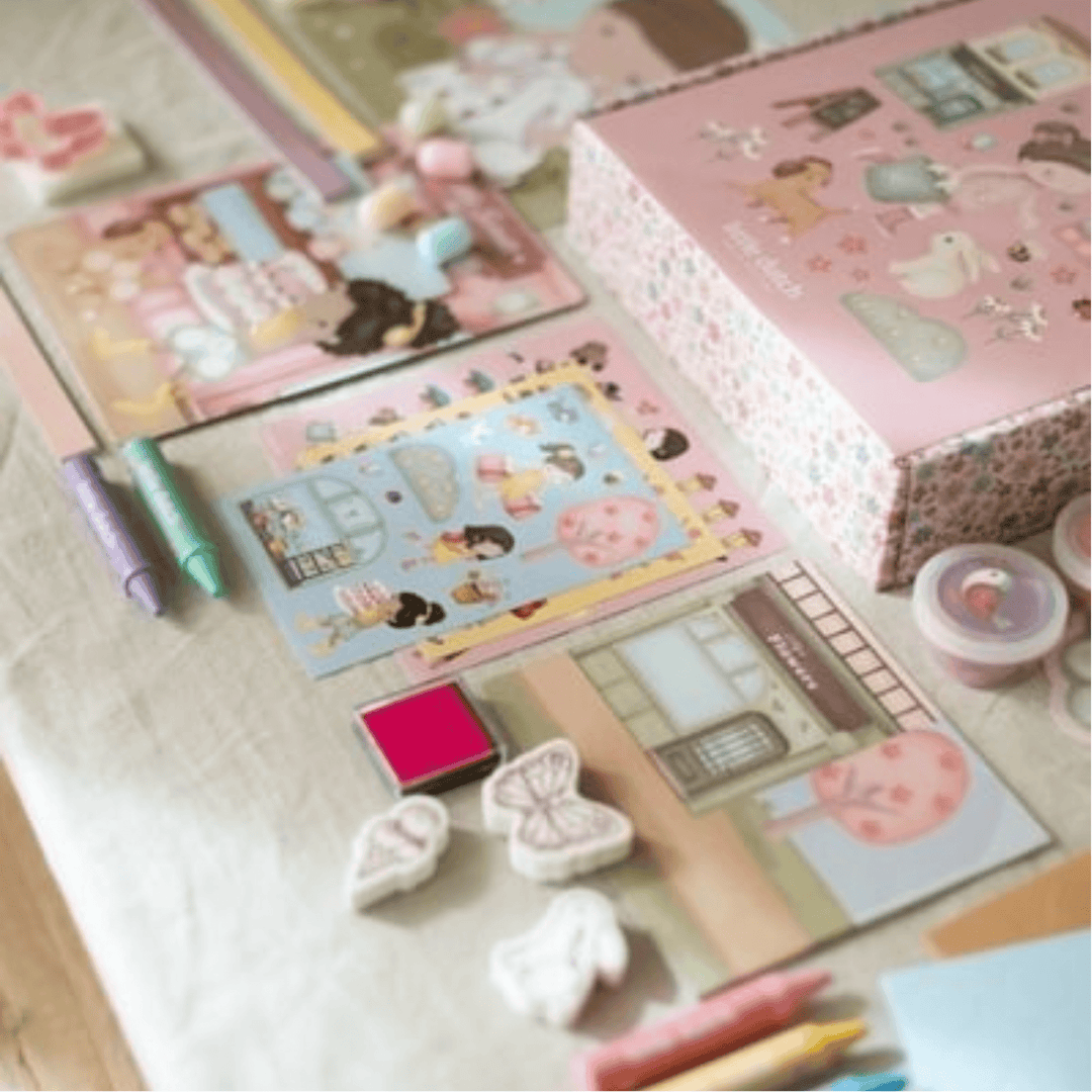 Attività creative dal kit Rosa's Creative Box di Little Dutch con adesivi e timbri