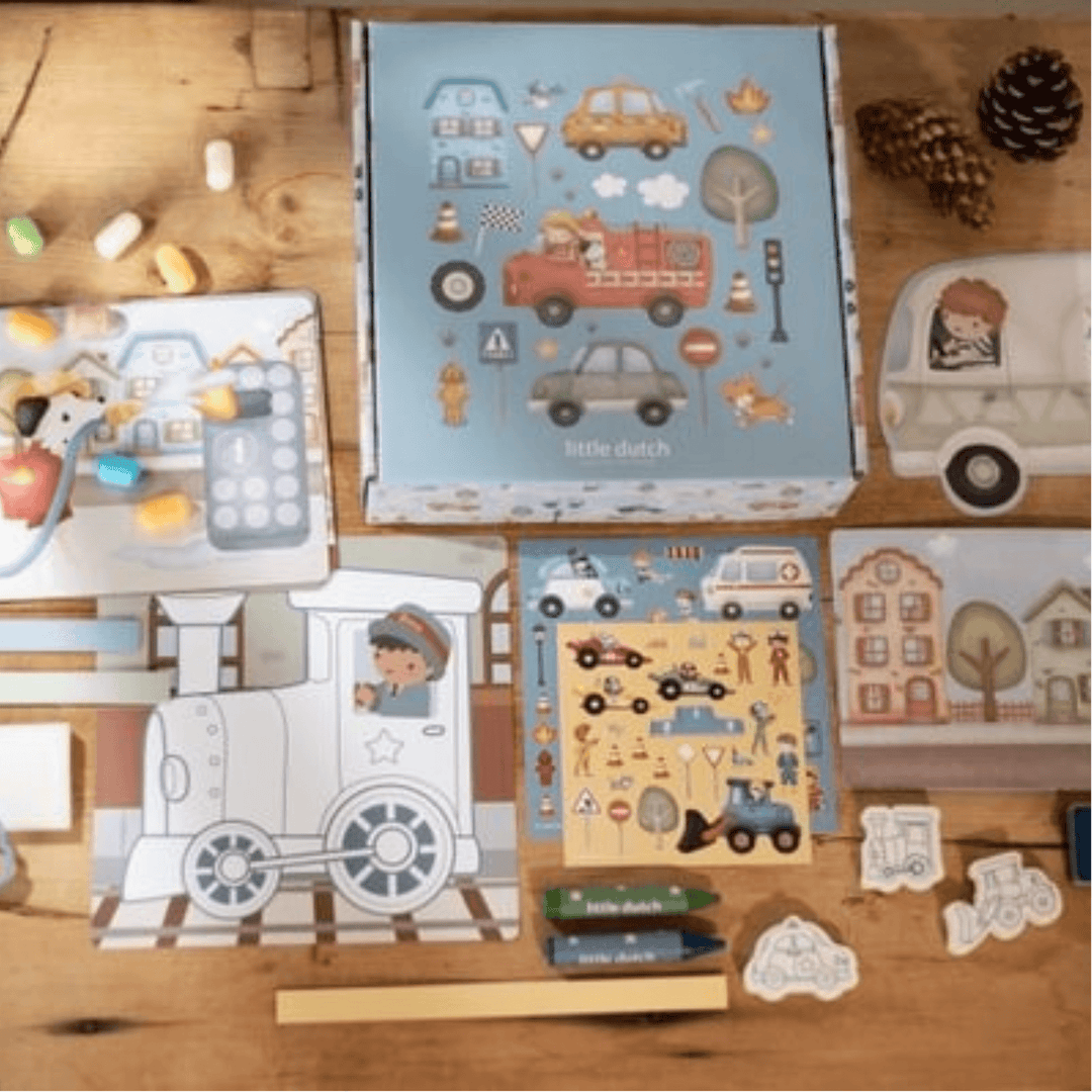 Activité créative avec les véhicules du kit Jim's Creative Box de Little Dutch