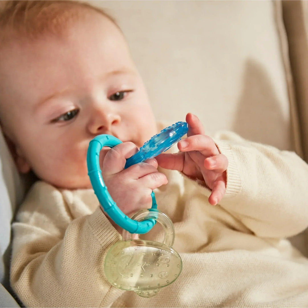 Détail d'un anneau de dentition singe en silicone texturé, à mordre pour bébé.