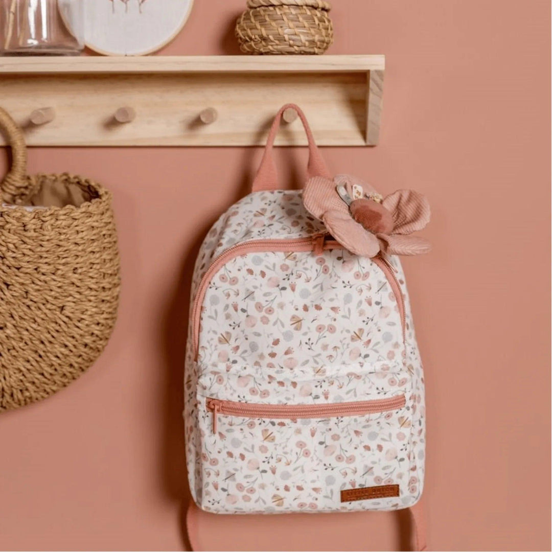 Sac à dos floral pour enfants suspendu avec des fleurs décoratives sur des crochets en bois