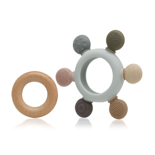 Détail de l'anneau de dentition détachable avec anneau en bois et pièces en silicone ; sûr, léger et facile à saisir pour les bébés.

