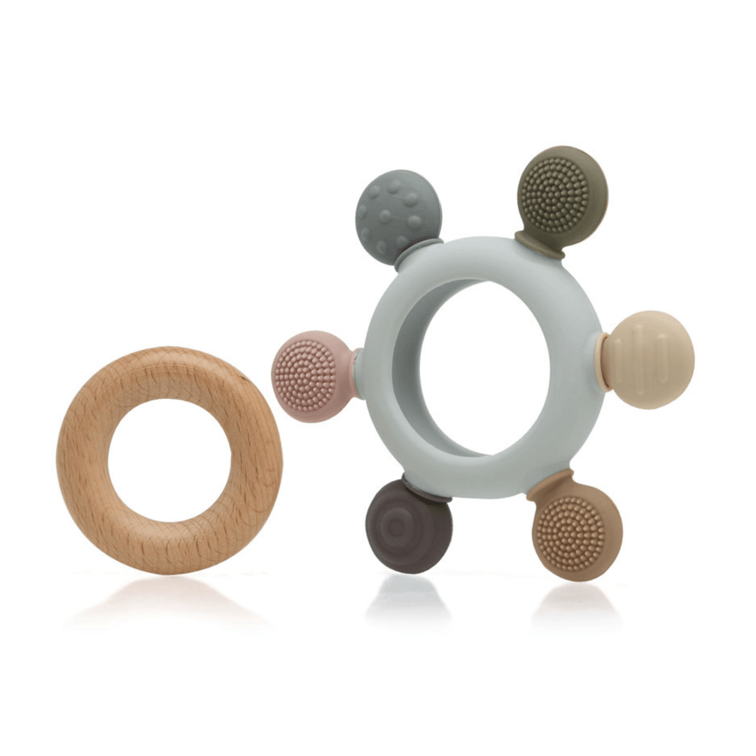 Detail of the detachable teether with wooden ring and silicone pieces; safe, lightweight, and easy for babies to grasp.

