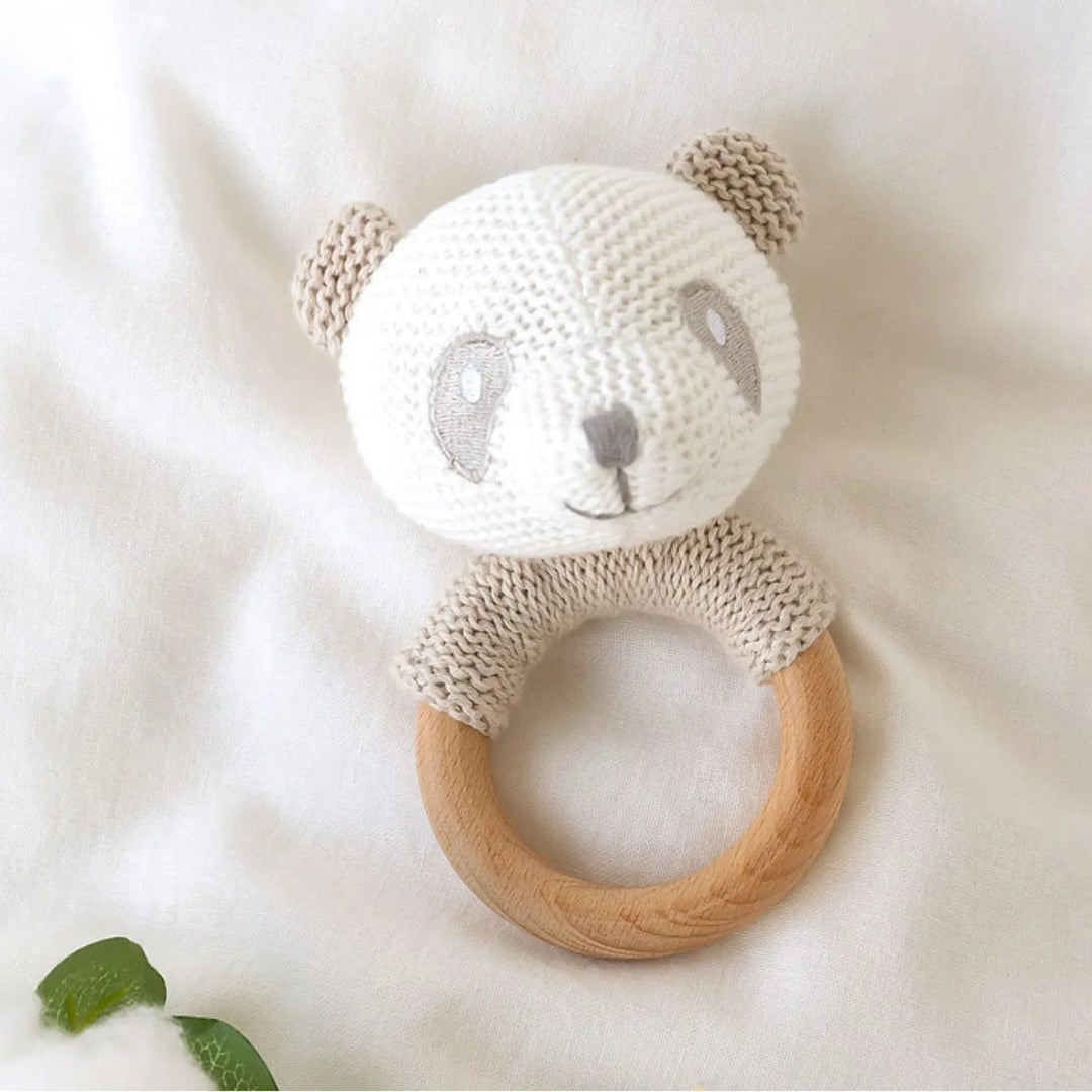 Anneau de dentition pour bébé avec tête de panda crochetée et anneau en bois naturel.