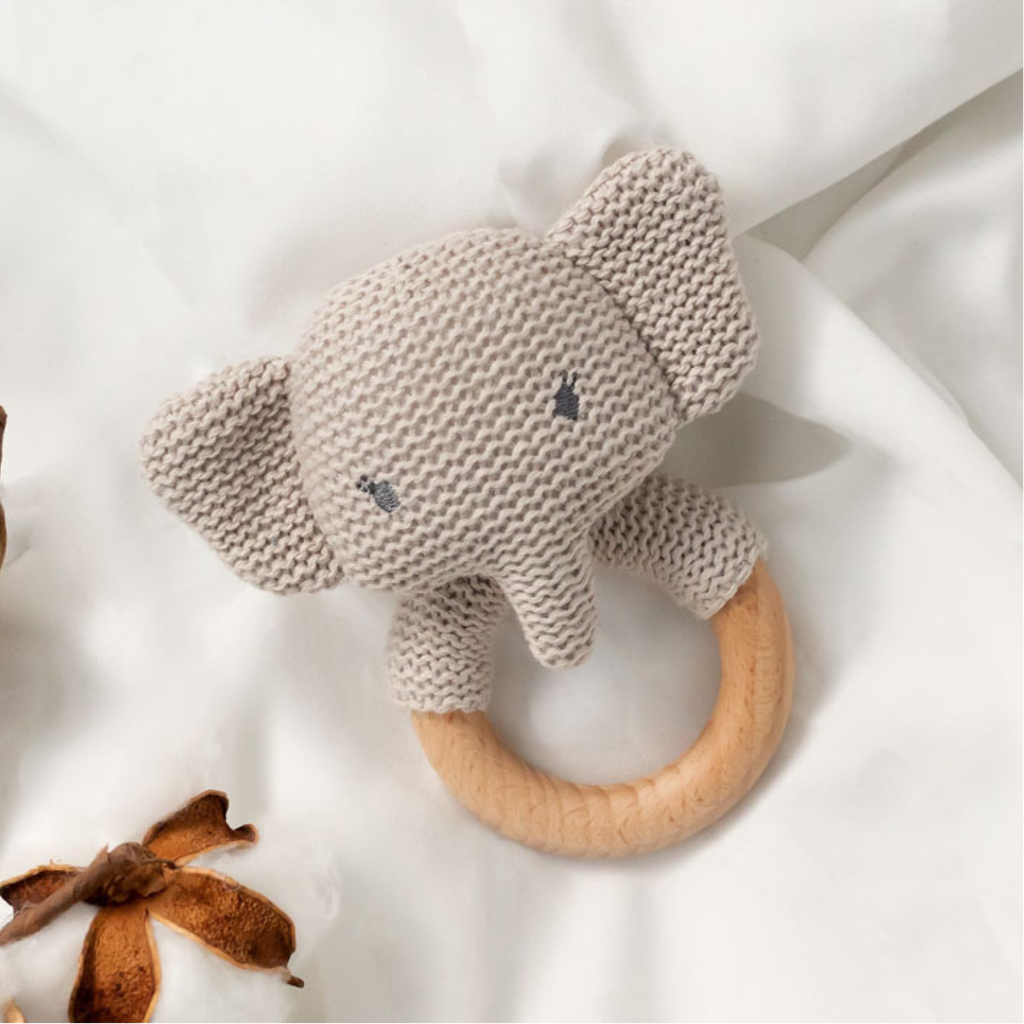 Mordedor de elefante hecho a crochet con aro de madera para bebé