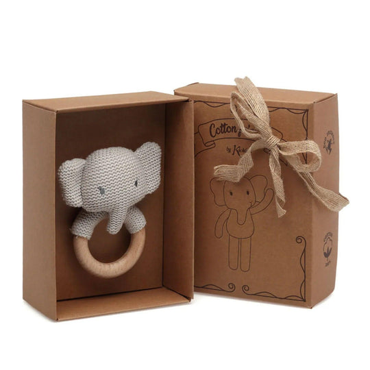 Dentizione a forma di elefante realizzata all'uncinetto con anello in legno, presentata in una scatola di cartone riciclabile.