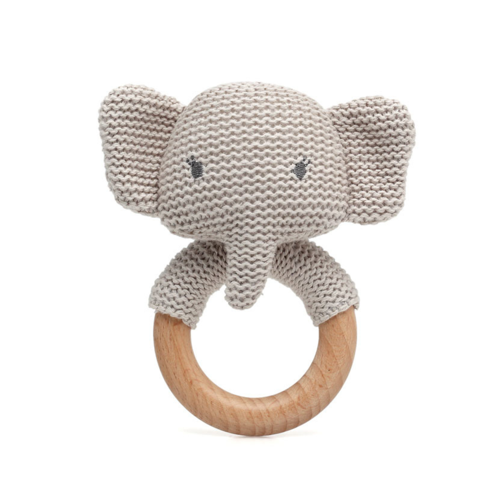 Mordedor para bebé con elefante de crochet y aro de madera natural
