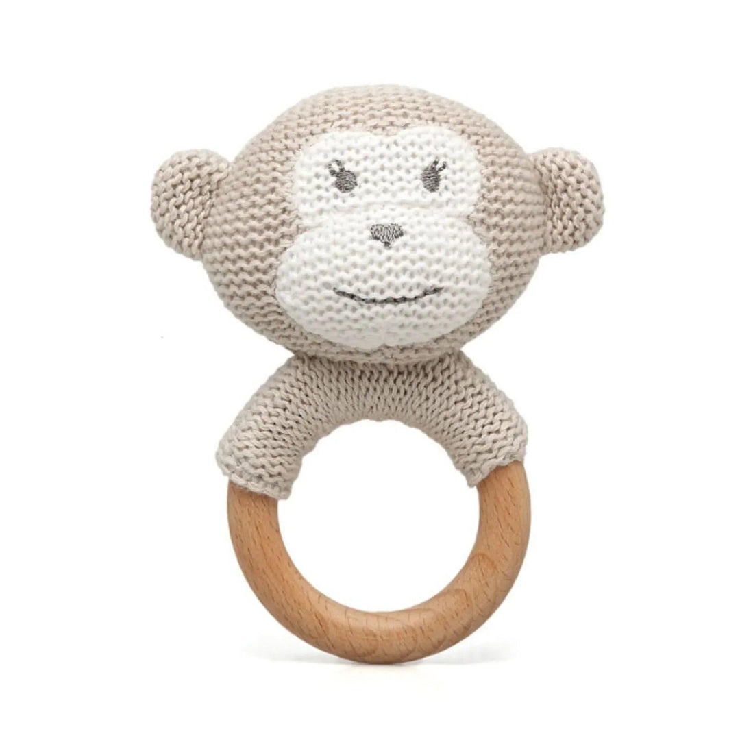 Hochet et anneau de dentition pour bébé avec motif de singe tissé et anneau en bois naturel.