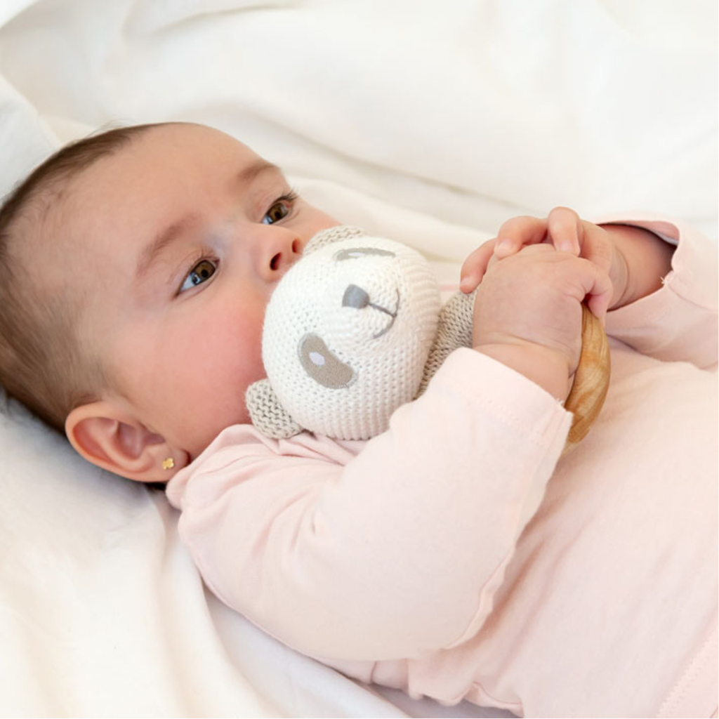 Mordedor de panda para bebé, elaborado a crochet con aro de madera.