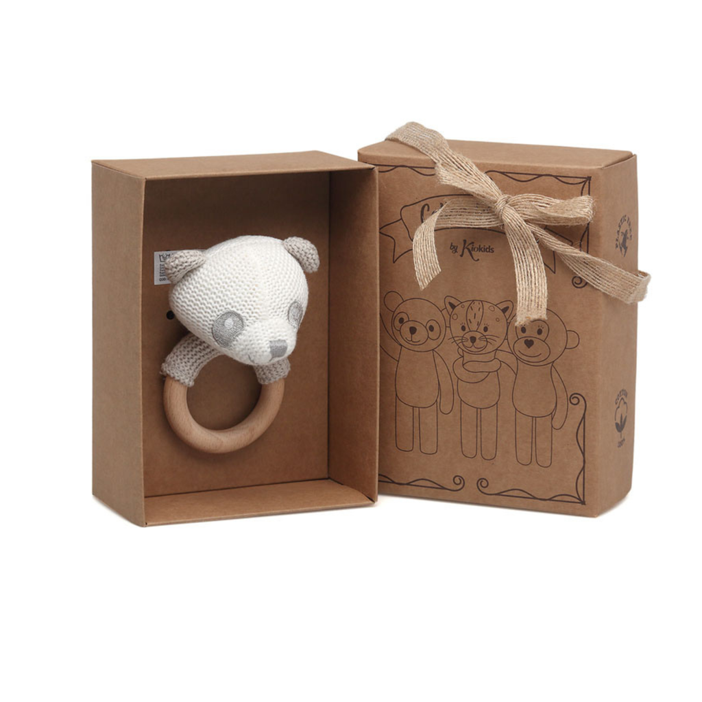 Mordedor de panda hecho a crochet con aro de madera, presentado en caja de cartón reciclable