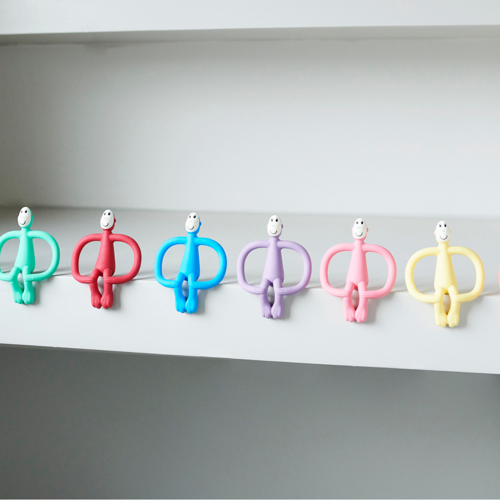 Mordedores Matchstick Monkey de silicona para bebés en ocho colores diferentes, estilo arcoíris