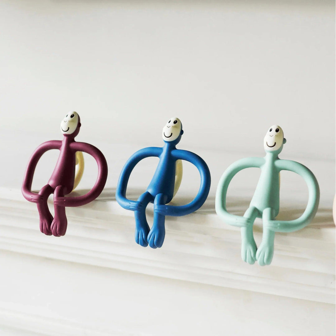 Anneaux de dentition en silicone Matchstick Monkey pour bébés en bleu, vert, rose et bordeaux.
