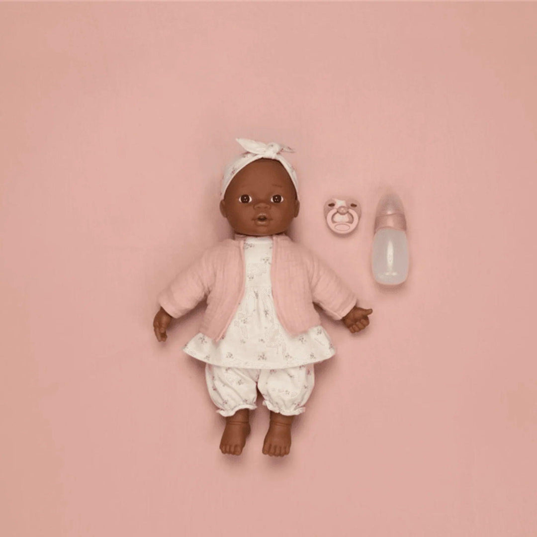 Muñeca bebé Little Dutch con accesorios: chupete, biberón y ropa de tela rosa y blanca – ideal como regalo infantil.