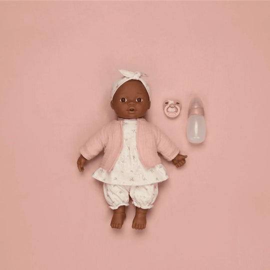Poupée bébé Little Dutch avec accessoires : tétine, biberon et vêtements en tissu rose et blanc – idéale comme cadeau pour enfant.