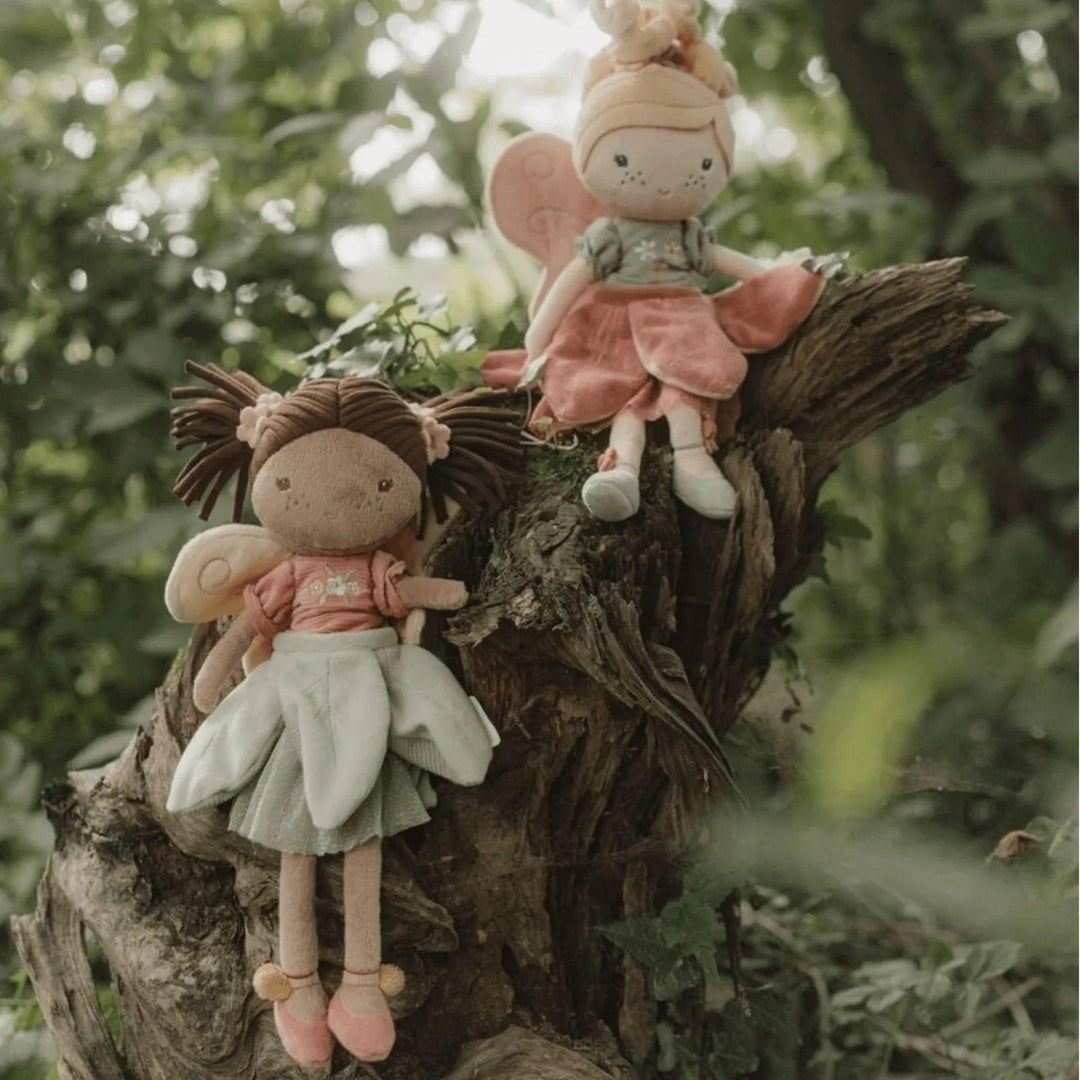 Muñecas de tela Little Dutch Hada Evi y Hada Rosa sentadas en el bosque – juguetes de tela suaves con alas.