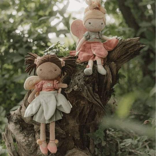 Little Dutch Bambole di stoffa Fairy Evi e Fairy Rosa sedute nella foresta: morbidi giocattoli di stoffa con le ali.