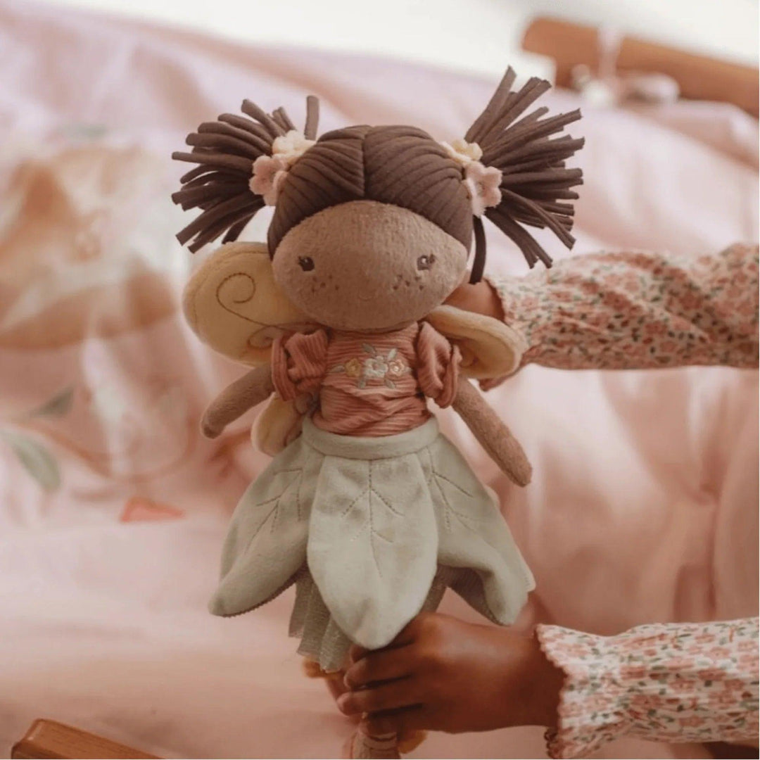 Niña jugando con la muñeca Hada Evi de Little Dutch – muñeca de tela con alas y vestido de flores, ideal para regalo.