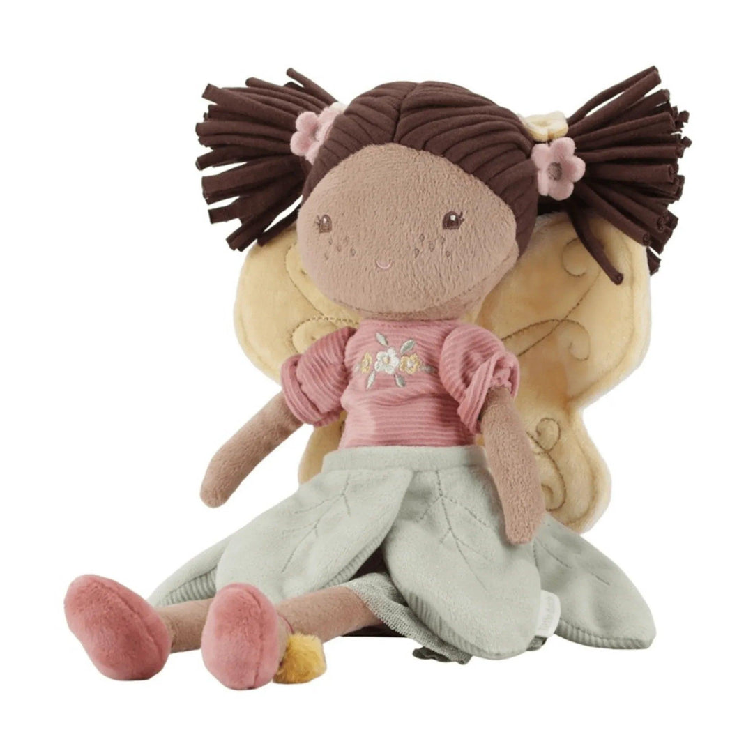 Muñeca de tela Hada Evi de Little Dutch sentada con alas amarillas y falda verde – juguete suave y decorativo.